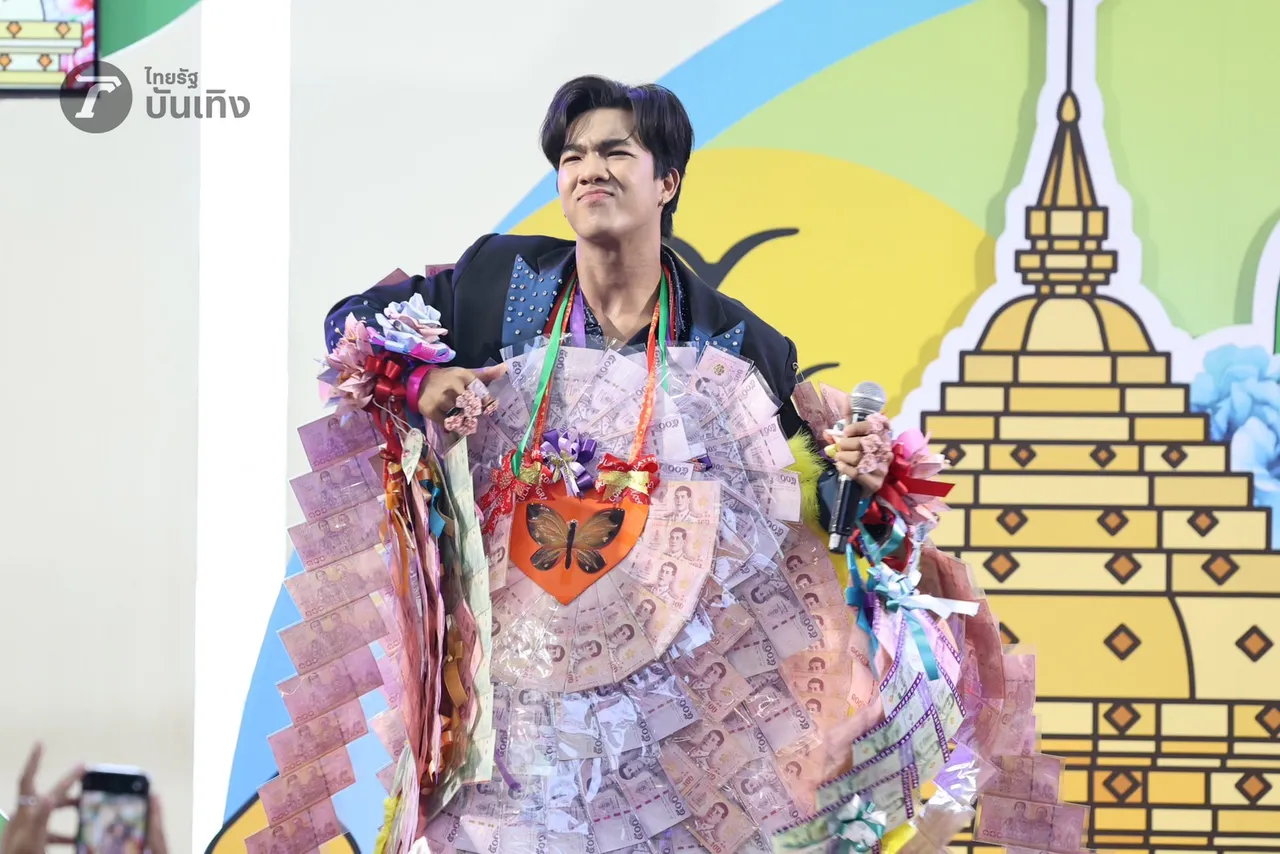  เพชร คฑาวุธ เสิร์ฟความสนุก เหล่าแม่ยกสุดฟิน ลุกขึ้นม่วนจอยหน้าเวที