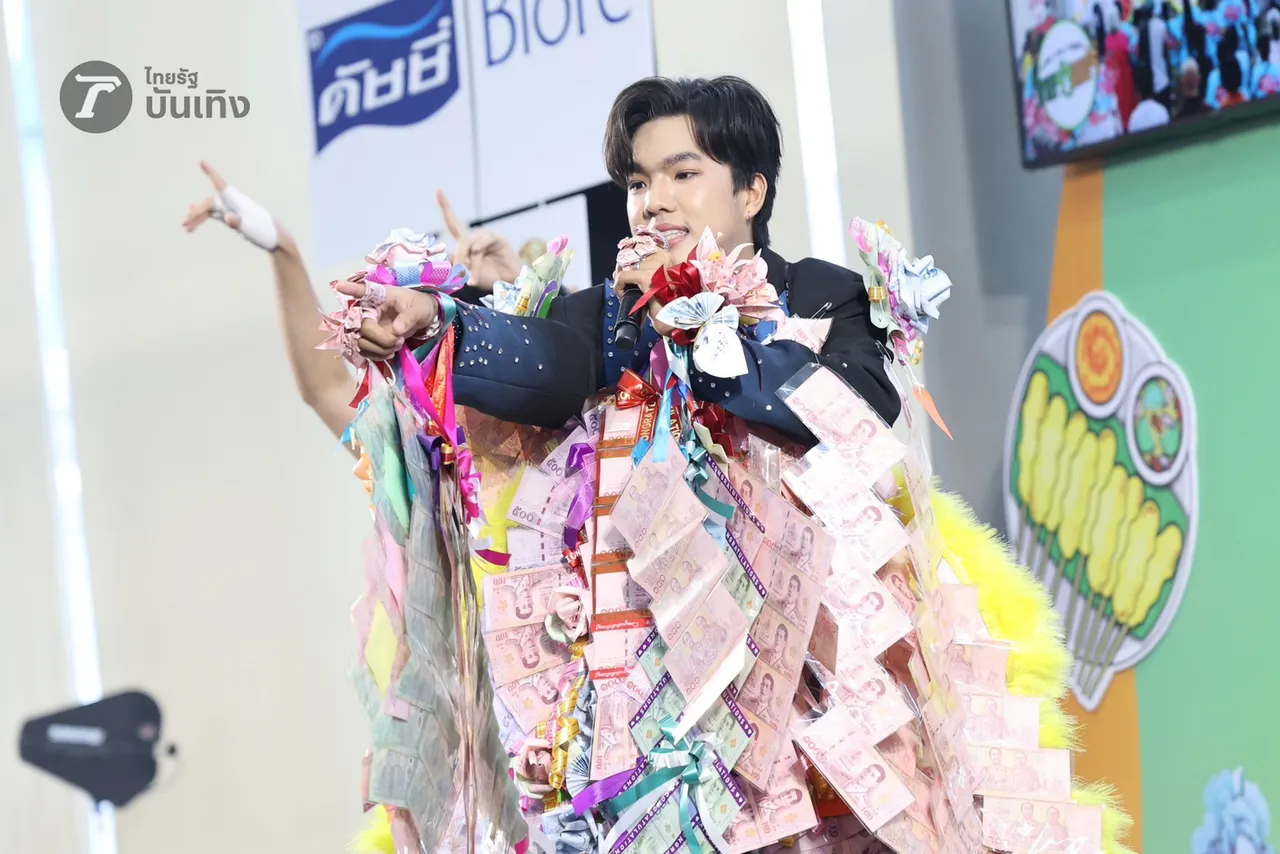  เพชร คฑาวุธ เสิร์ฟความสนุก เหล่าแม่ยกสุดฟิน ลุกขึ้นม่วนจอยหน้าเวที