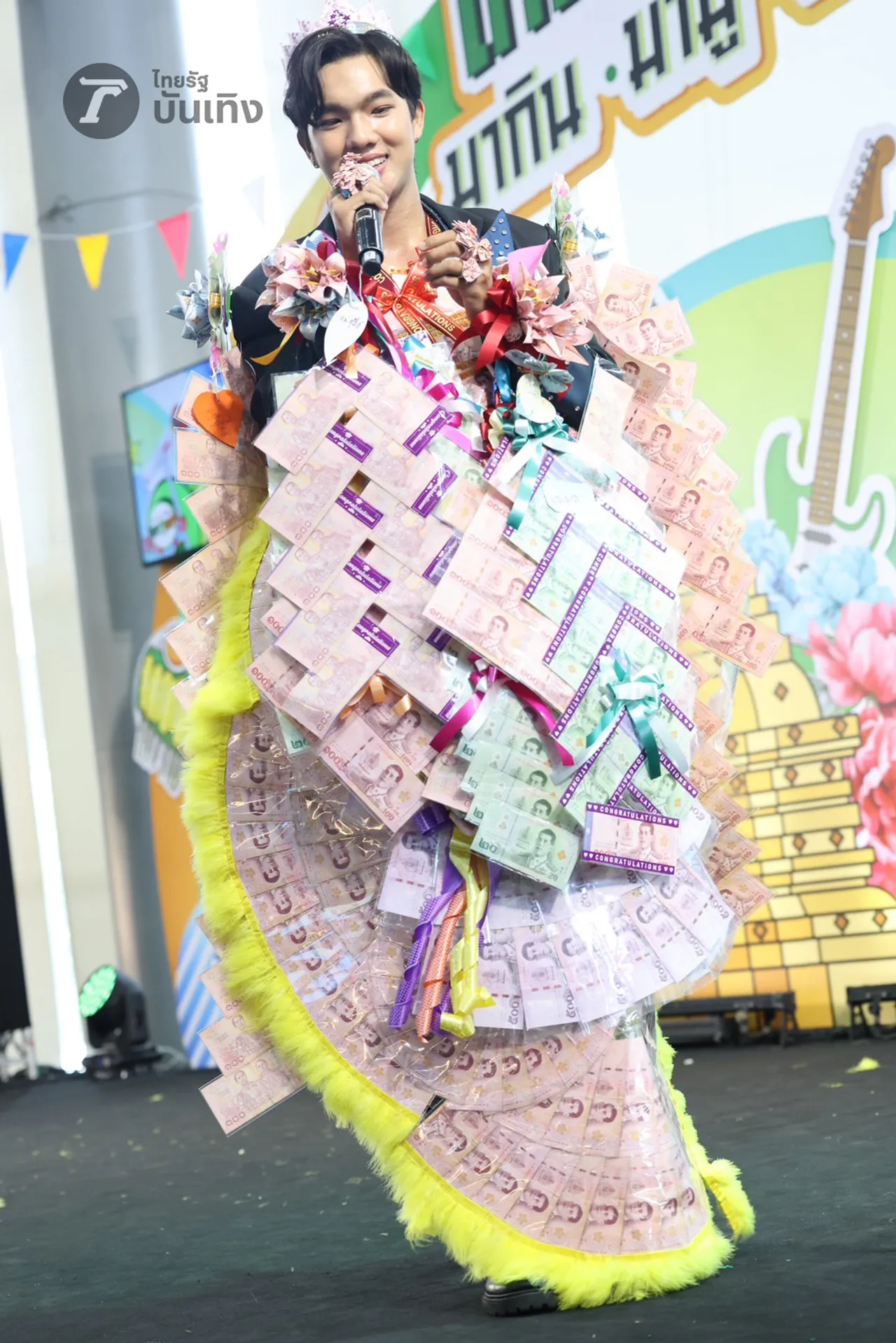  เพชร คฑาวุธ เสิร์ฟความสนุก เหล่าแม่ยกสุดฟิน ลุกขึ้นม่วนจอยหน้าเวที