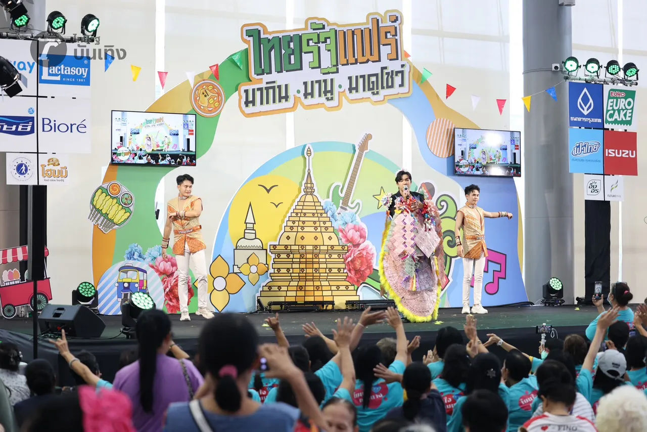  เพชร คฑาวุธ เสิร์ฟความสนุก เหล่าแม่ยกสุดฟิน ลุกขึ้นม่วนจอยหน้าเวที