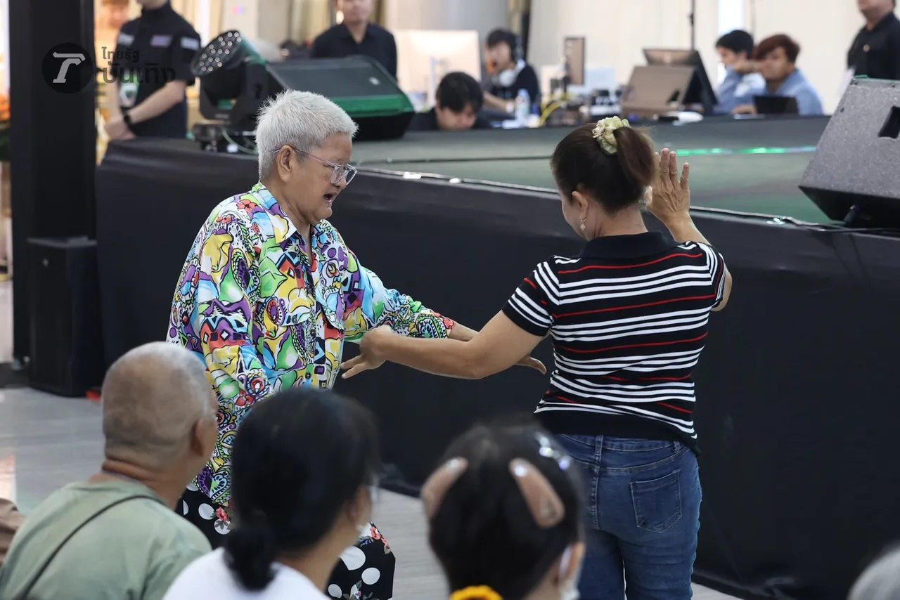 ยูกิ ไหทองคำ แจกความสดใส และเสียงเพลงเพราะๆ บรรดาแม่ๆ ม่วนจอยลุกฟ้อนหน้าเวที