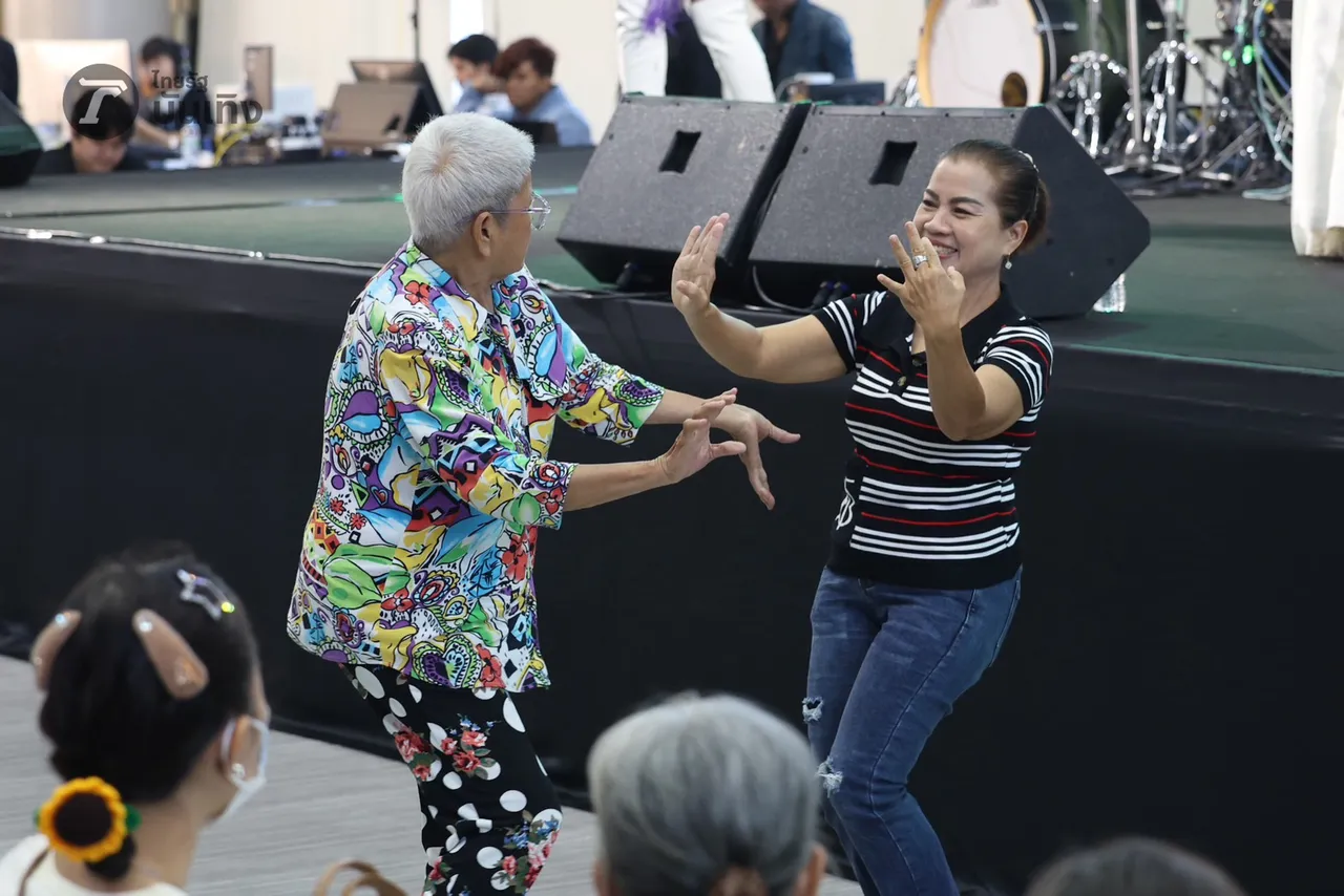 ยูกิ ไหทองคำ แจกความสดใส และเสียงเพลงเพราะๆ บรรดาแม่ๆ ม่วนจอยลุกฟ้อนหน้าเวที