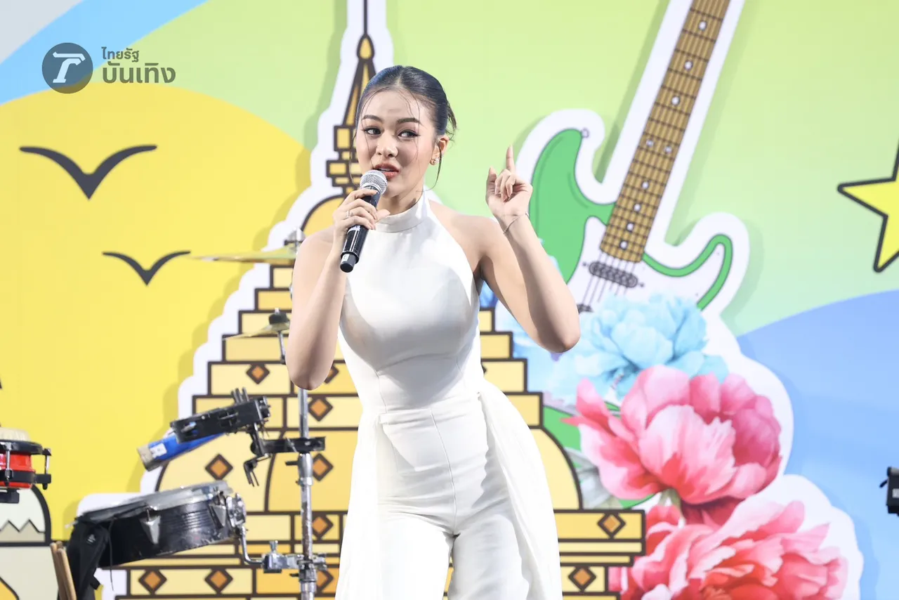 ยูกิ ไหทองคำ แจกความสดใส และเสียงเพลงเพราะๆ บรรดาแม่ๆ ม่วนจอยลุกฟ้อนหน้าเวที