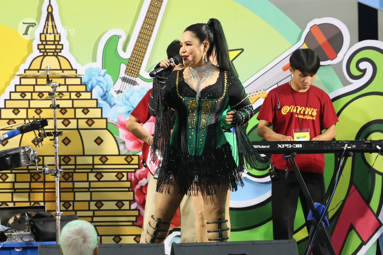 ฮาย อาภาพร จัดหนักไม่มีกั๊ก จับไมค์ร้องเพลงเสิร์ฟความสนุกในงานไทยรัฐแฟร์ 