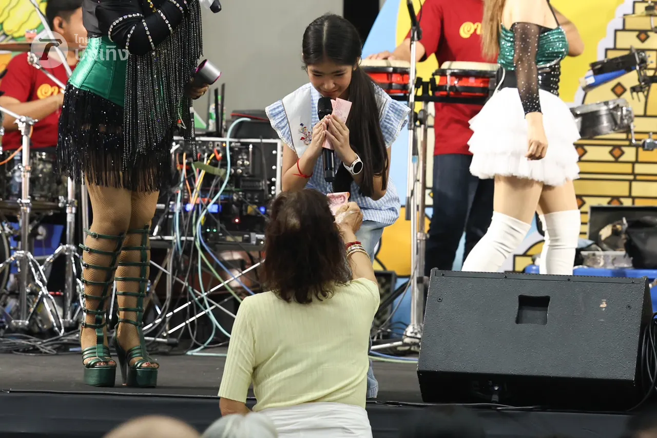 ฮาย อาภาพร จัดหนักไม่มีกั๊ก จับไมค์ร้องเพลงเสิร์ฟความสนุกในงานไทยรัฐแฟร์ 