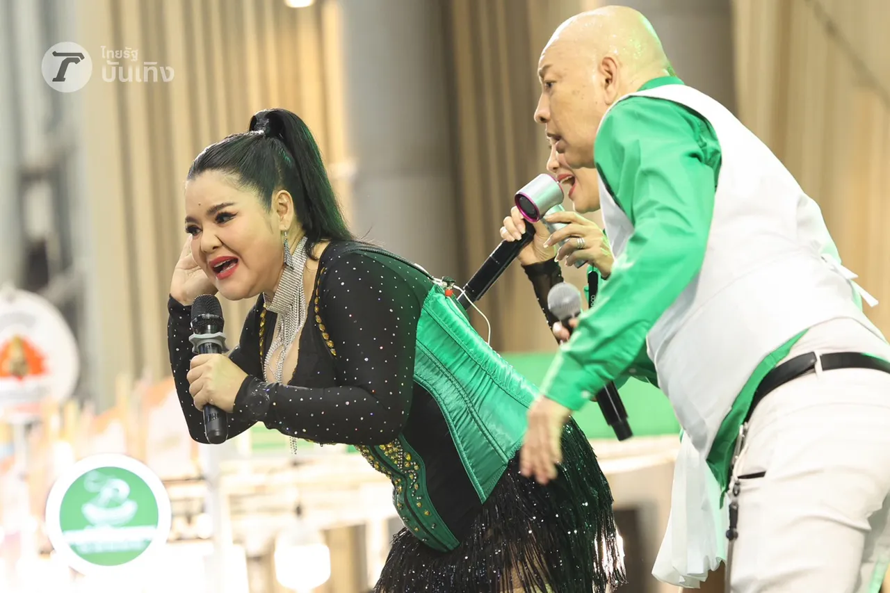 ฮาย อาภาพร จัดหนักไม่มีกั๊ก จับไมค์ร้องเพลงเสิร์ฟความสนุกในงานไทยรัฐแฟร์ 