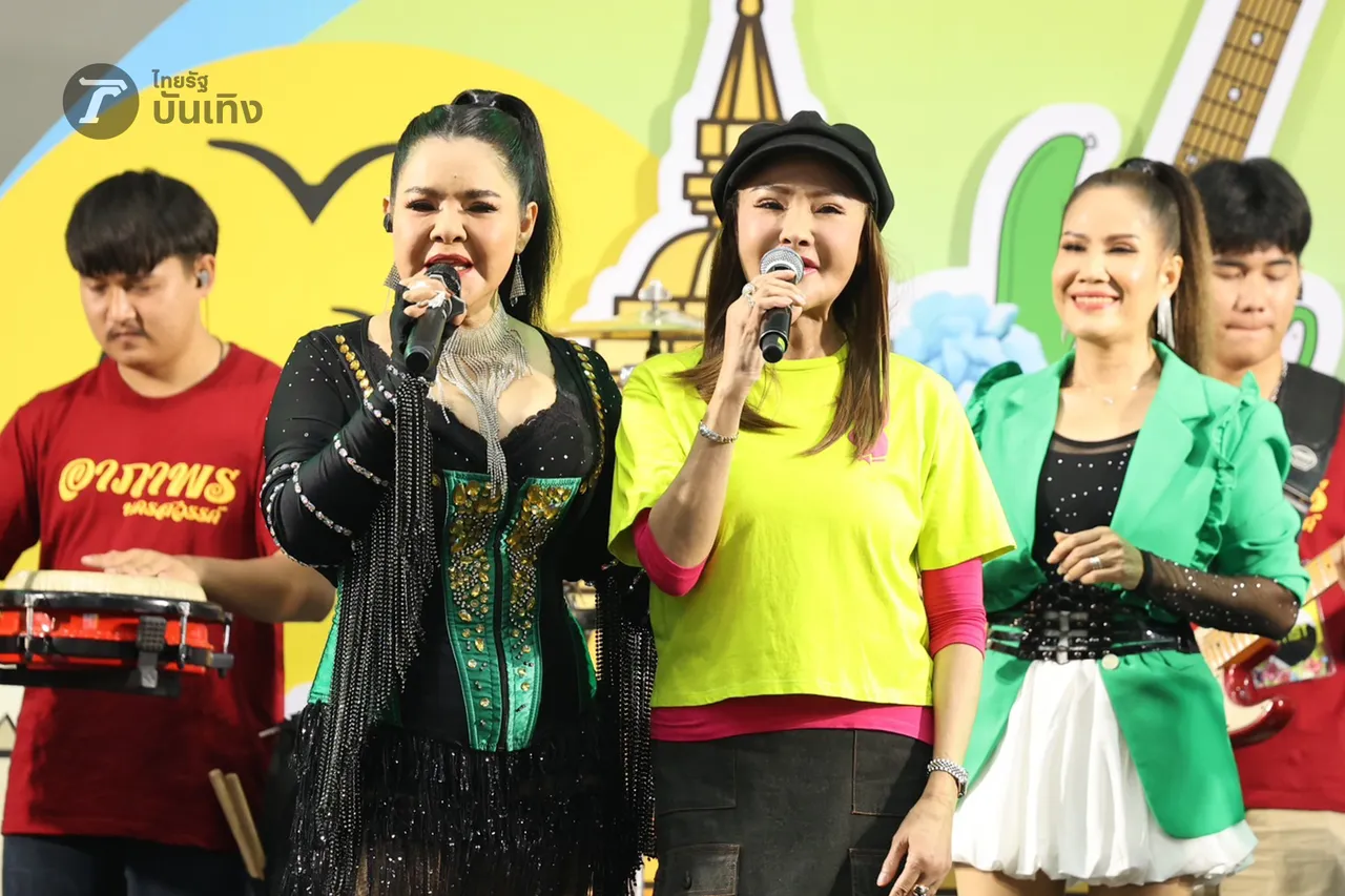 ฮาย อาภาพร จัดหนักไม่มีกั๊ก จับไมค์ร้องเพลงเสิร์ฟความสนุกในงานไทยรัฐแฟร์ 