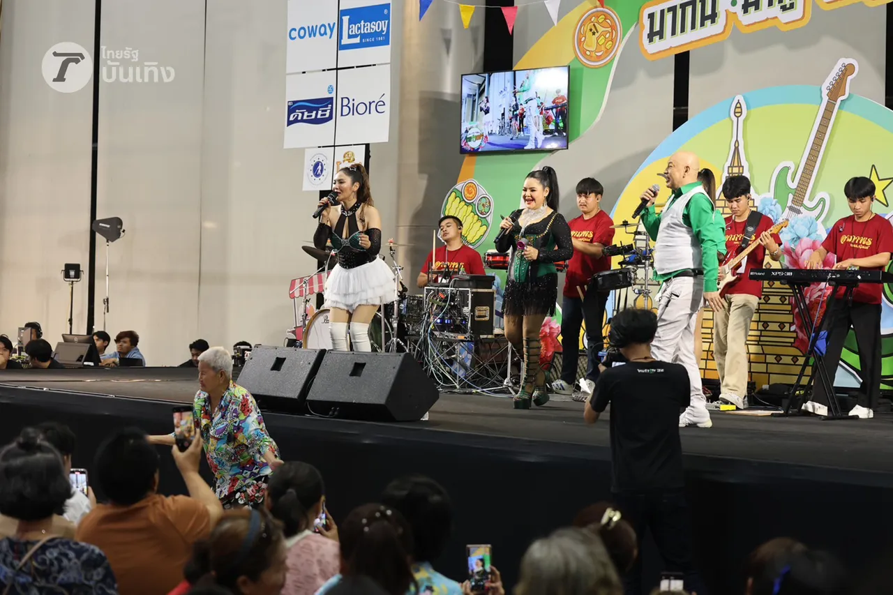 ฮาย อาภาพร จัดหนักไม่มีกั๊ก จับไมค์ร้องเพลงเสิร์ฟความสนุกในงานไทยรัฐแฟร์ 