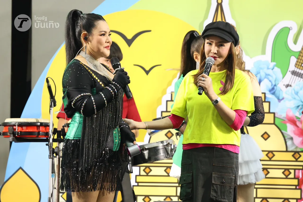 ฮาย อาภาพร จัดหนักไม่มีกั๊ก จับไมค์ร้องเพลงเสิร์ฟความสนุกในงานไทยรัฐแฟร์ 