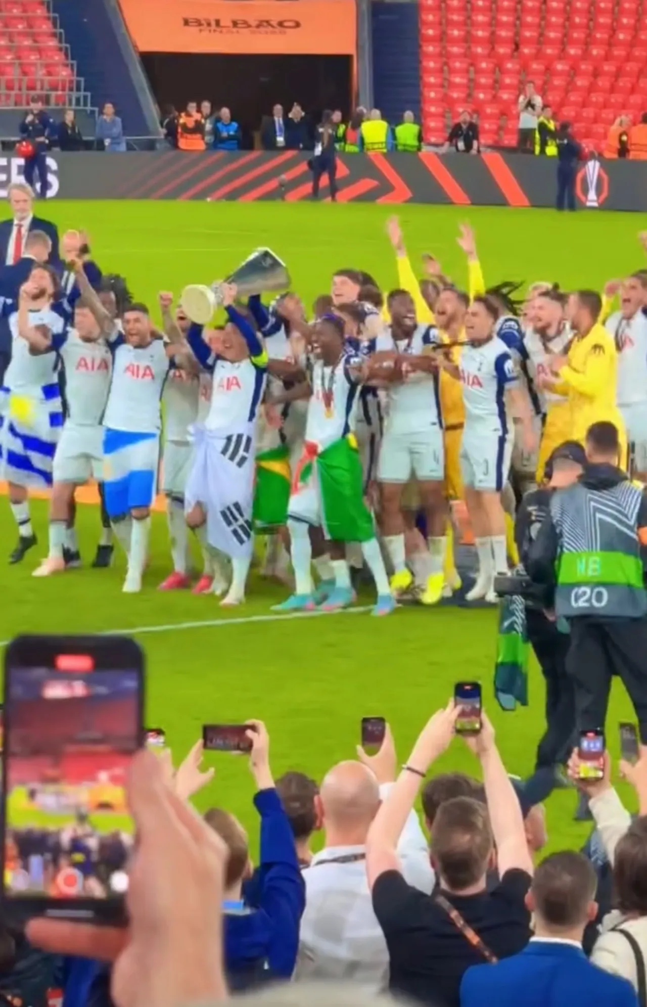 ตูน บอดี้สแลม ดีใจน้ำตาซึม ทีมรัก สเปอร์ส ชนะ แมนยูฯ ได้แชมป์ในรอบ 17 ปี