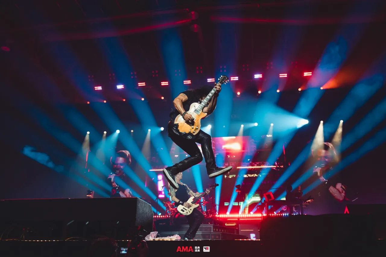 ชาวร็อกไม่ยอมพลาด รวมตัวแน่นธันเดอร์โดม-ต้อนรับตัวพ่อ กันส์ แอนด์ โรสเซส ชมโชว์สุดเดือด