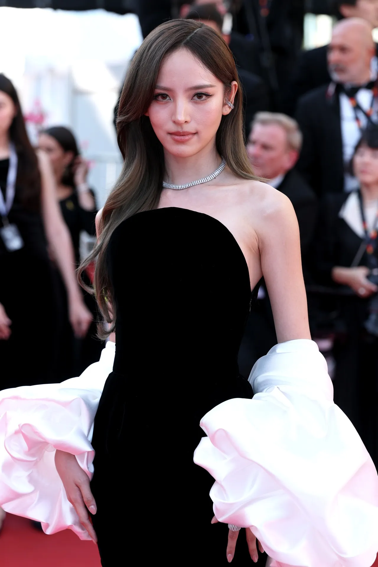 เปิดลุค ณิชา ณัฏฐณิชา เดินพรมแดงที่คานส์ครั้งแรก สวยเจิดจรัสออร่ามาก