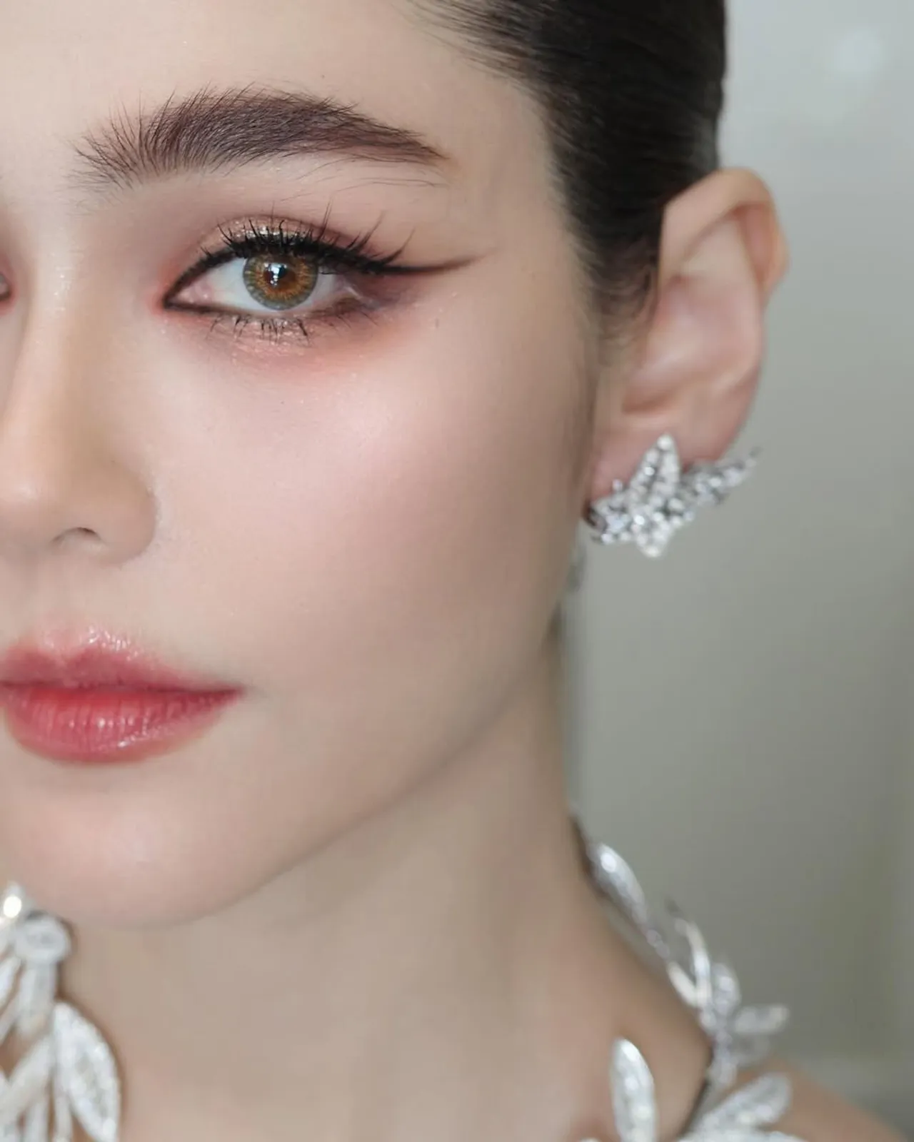 แม่ก็คือแม่ ชมพู่ อารยา เสิร์ฟแล้ว ลุคแรกพรมแดงคานส์ 2025 สวยหรูดูแพงเว่อร์