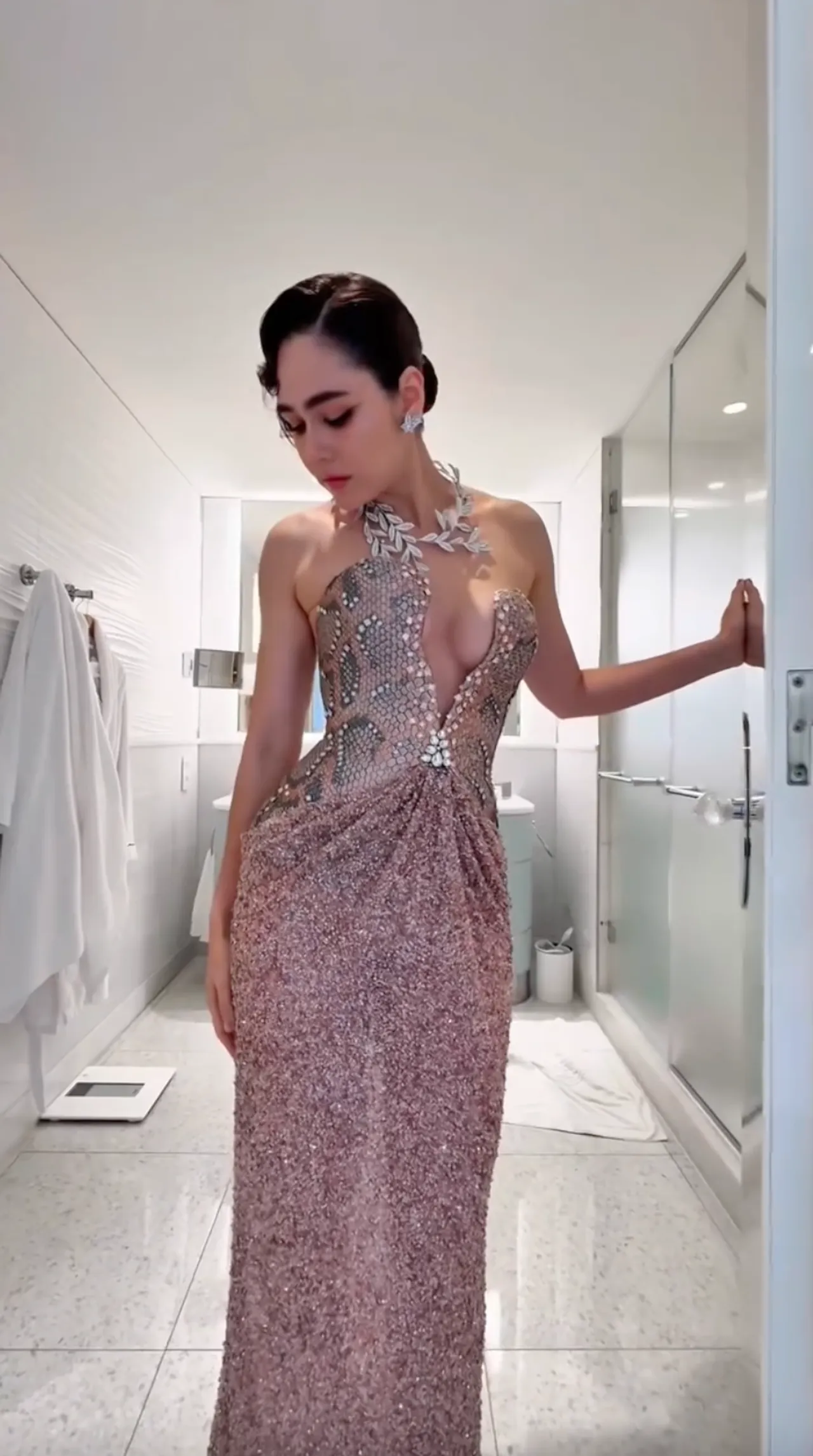 แม่ก็คือแม่ ชมพู่ อารยา เสิร์ฟแล้ว ลุคแรกพรมแดงคานส์ 2025 สวยหรูดูแพงเว่อร์