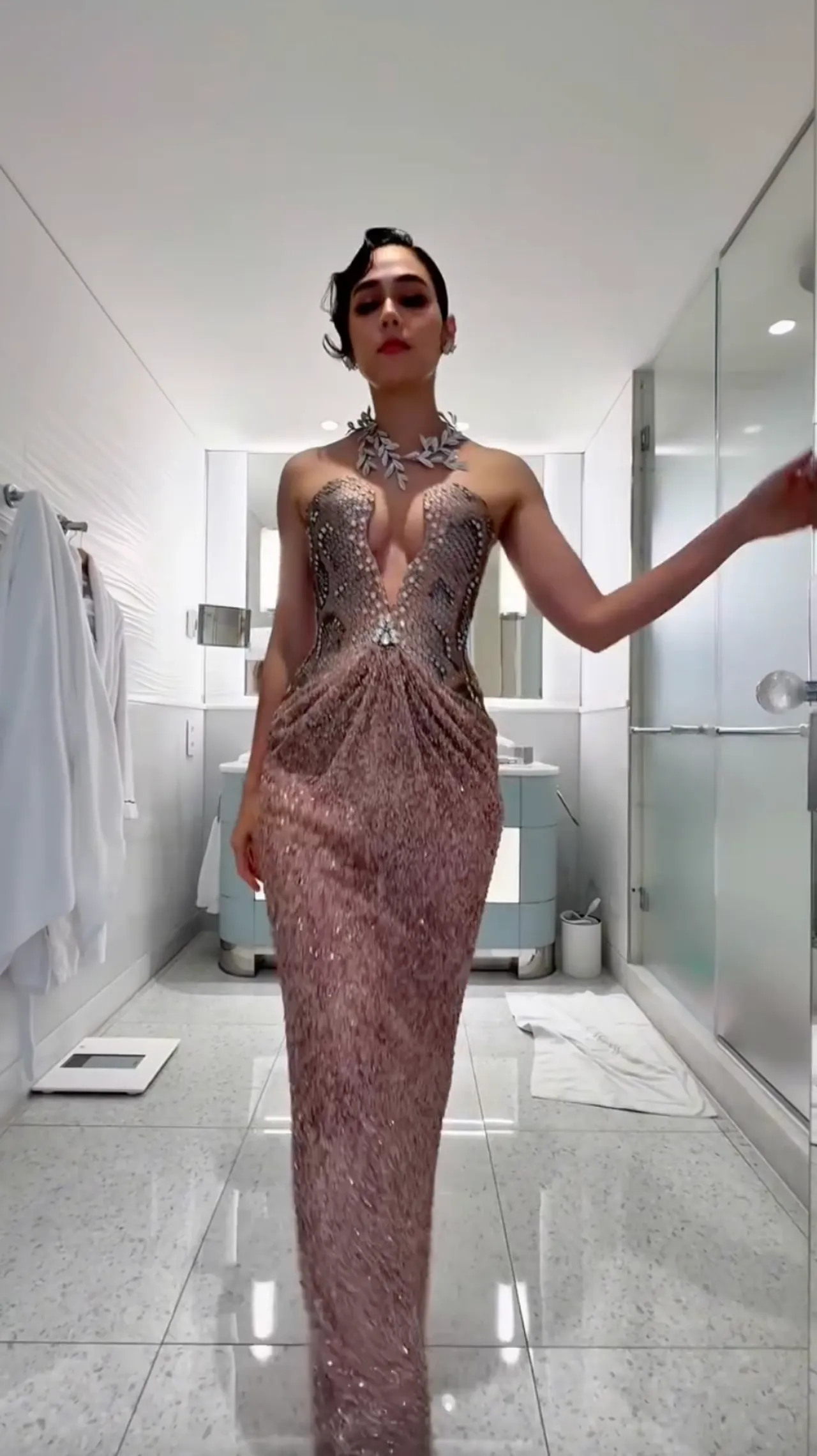 แม่ก็คือแม่ ชมพู่ อารยา เสิร์ฟแล้ว ลุคแรกพรมแดงคานส์ 2025 สวยหรูดูแพงเว่อร์