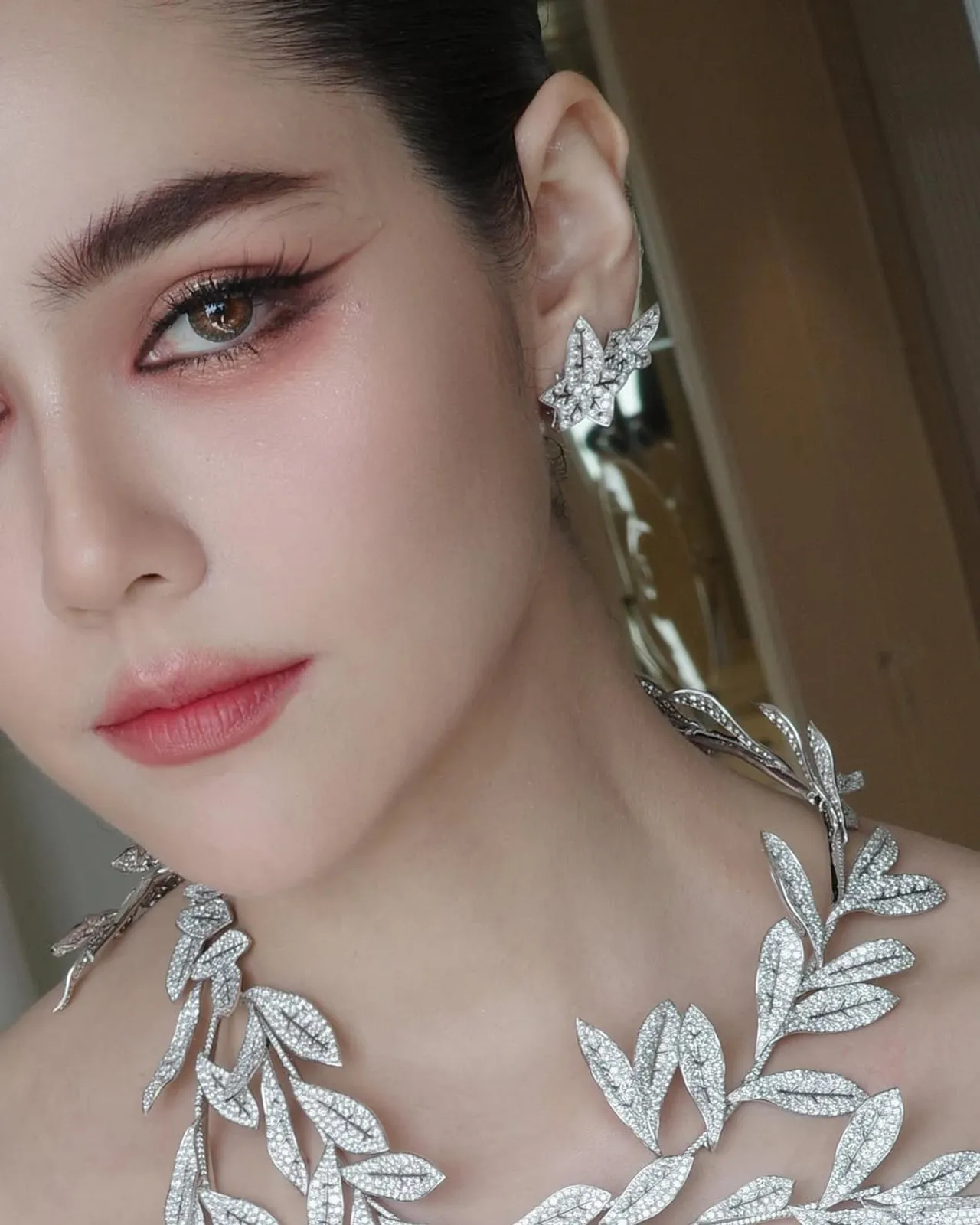 แม่ก็คือแม่ ชมพู่ อารยา เสิร์ฟแล้ว ลุคแรกพรมแดงคานส์ 2025 สวยหรูดูแพงเว่อร์