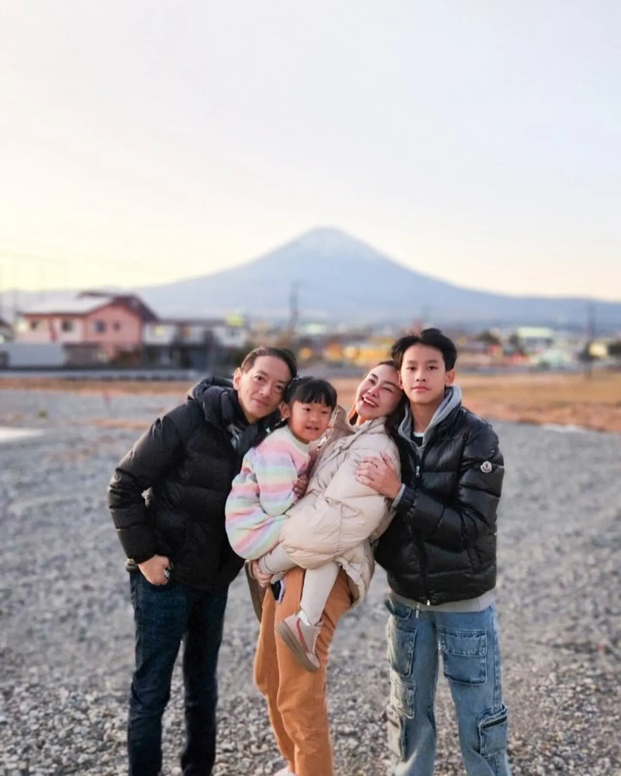 นาเดีย เผยภาพลูกชาย น้องนพ ไปเรียนต่อที่อังกฤษ ชุดยูนิฟอร์มสมฐานะโรงเรียนดัง