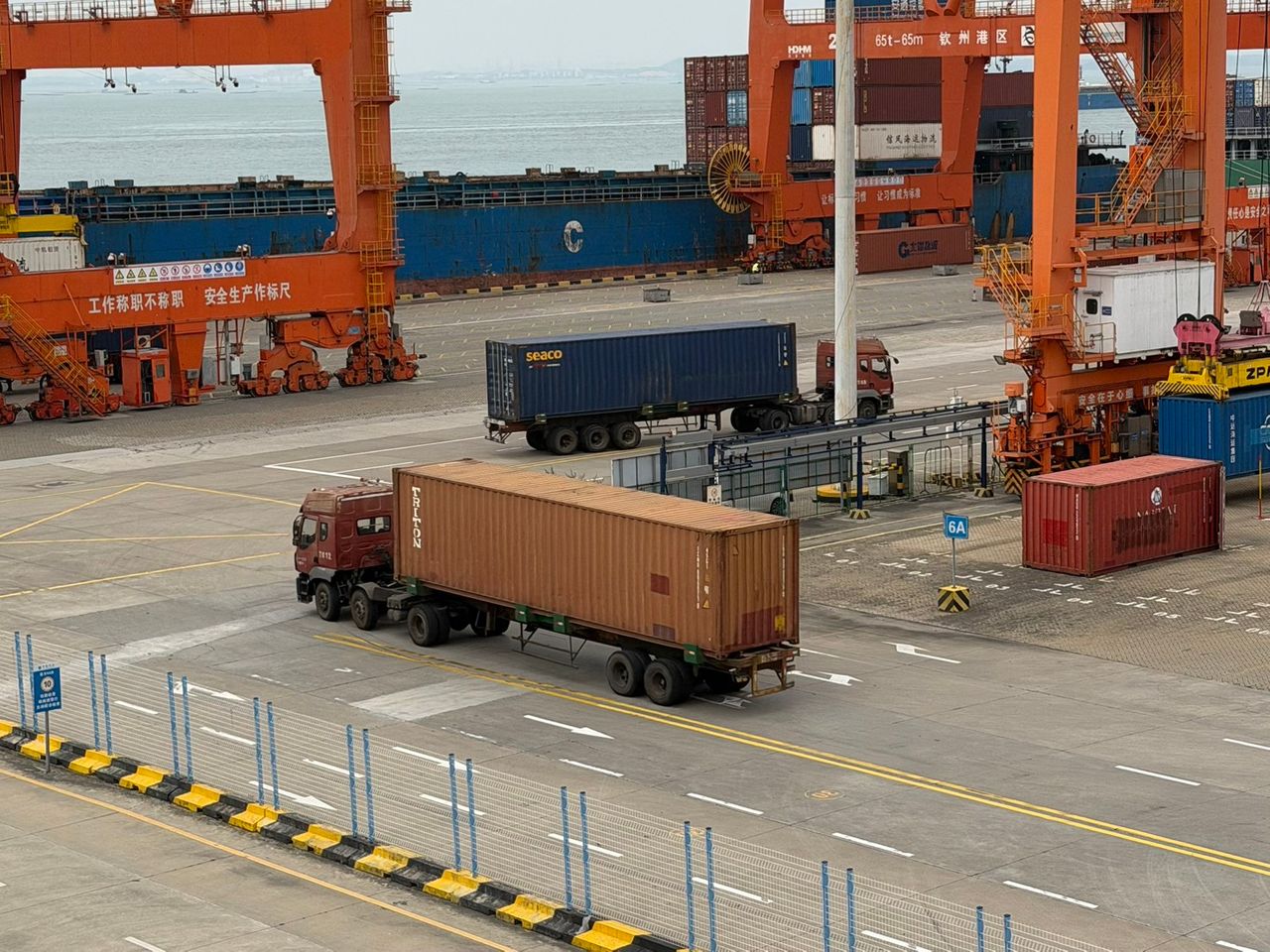 อีกฝั่งของท่าเรือยังเป็นระบบคนอยู่