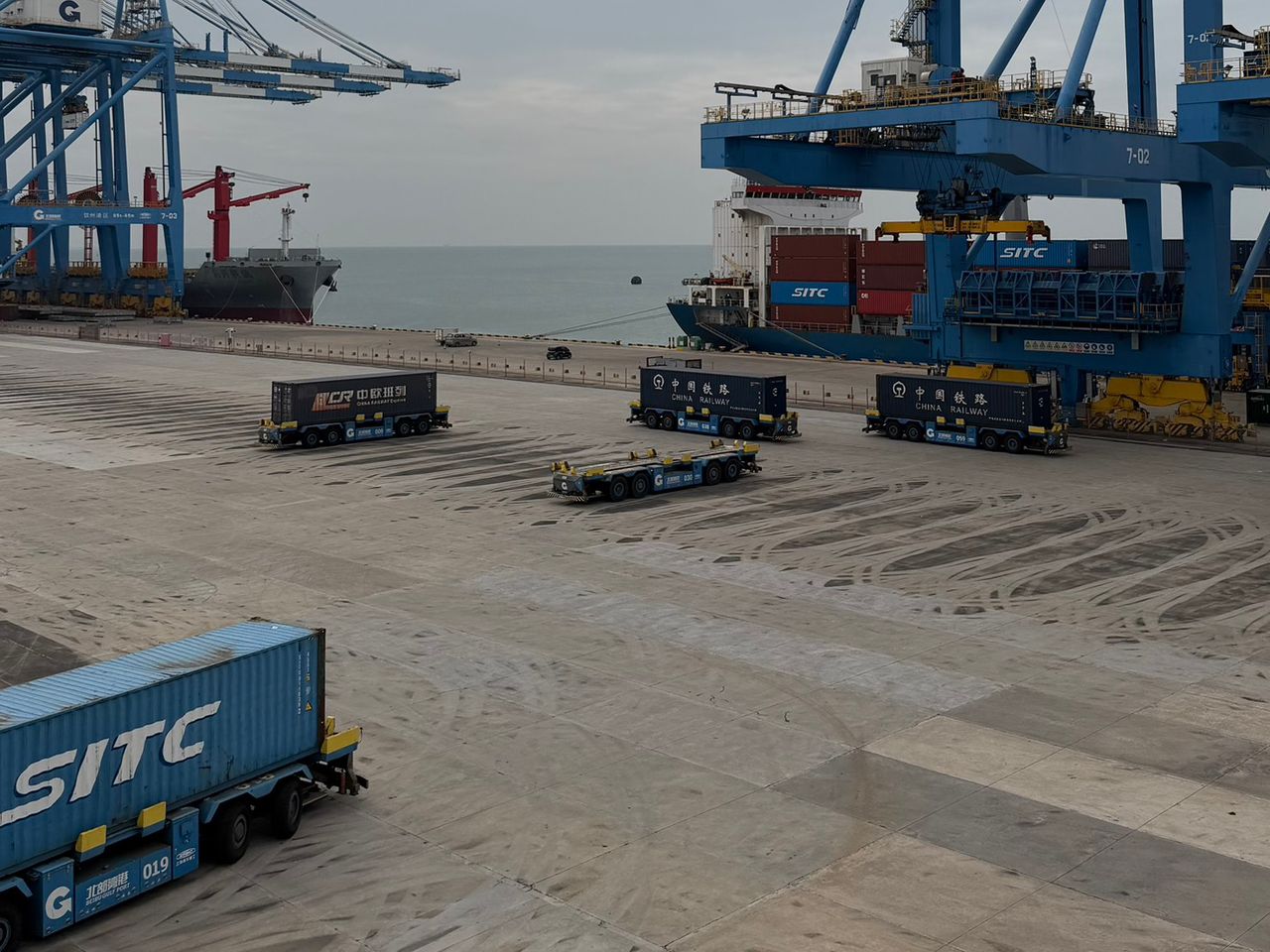 ตู้คอนเทนเนอร์ถูกขนส่งด้วยรถเคลื่อนที่อัตโนมัติ ลดการใช้แรงงานคนมากถึง 90% เชื่อมต่อกับระบบรางได้รวดเร็ว