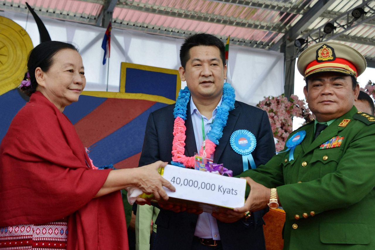 แส จิ้นเจียง และ พ.อ.ชิต ตู่ 