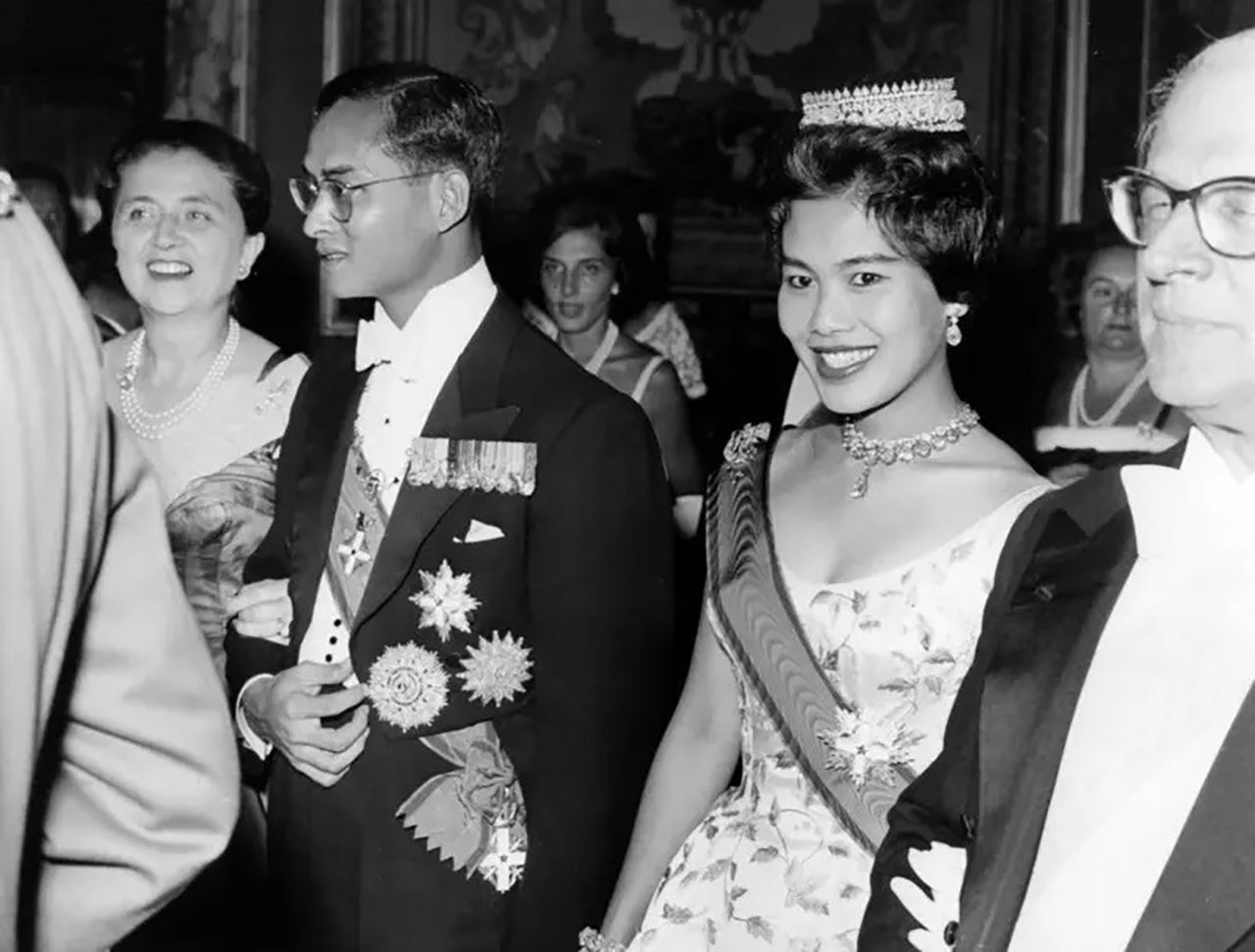 “QUEEN OF STYLE” พระสิริโฉมแห่งสยาม ทรงใช้แฟชั่นและความงามเป็นเครื่องมือการทูตทรงพลัง