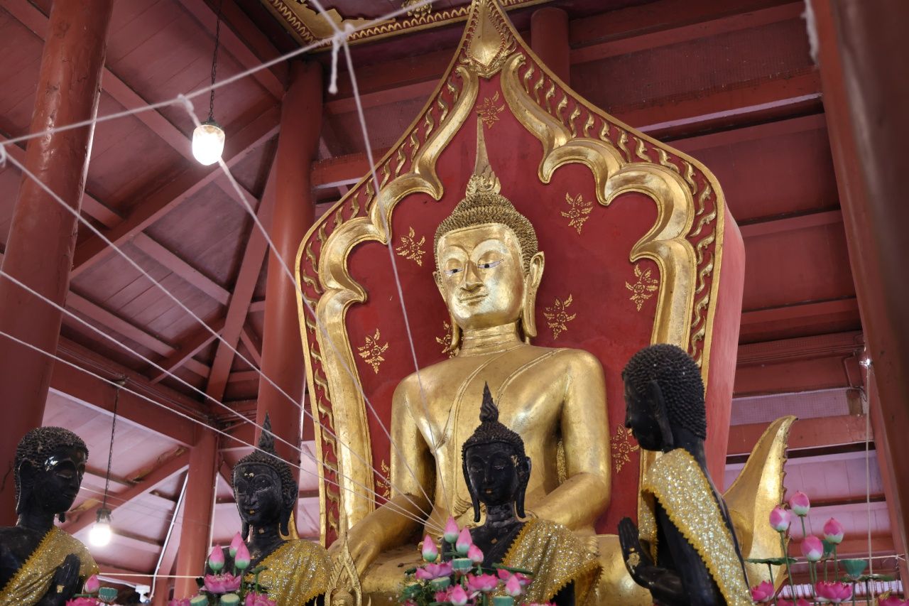 หลวงพ่อโต ประดิษฐานอยู่ที่ ศาลาดิน (วิหารโถง) เป็นพระพุทธรูปปางมารวิชัยศิลปะอยุธยาตอนปลายที่มีความศักดิ์สิทธิ์มาก