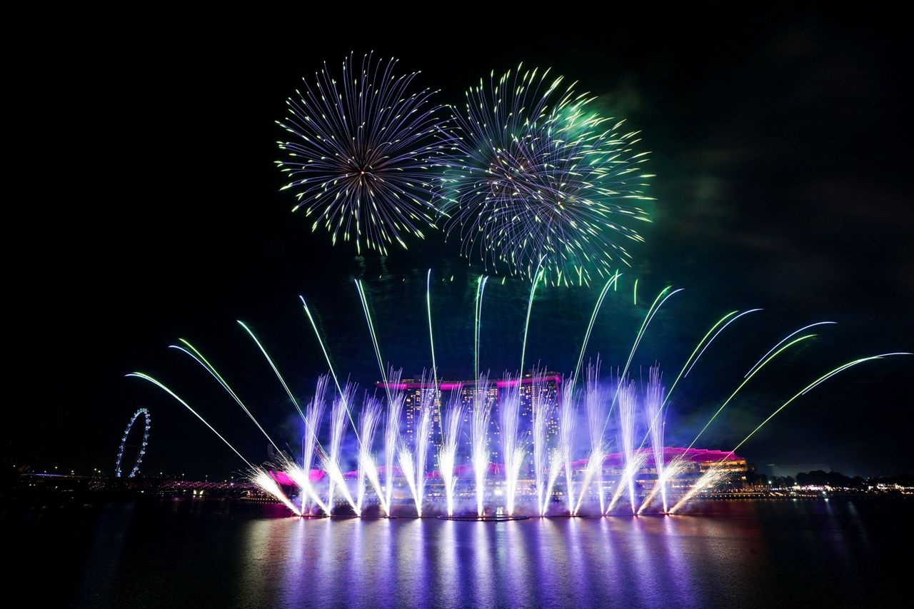 สิงคโปร์จุดพลุฉลองปีใหม่ที่มารินา เบย์