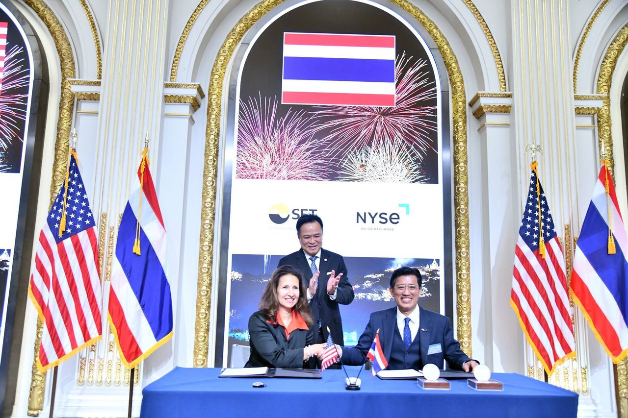 อนุทิน ชาญวีรกูล นายกรัฐมนตรีและรัฐมนตรีว่าการกระทรวงมหาดไทย เป็นสักขีพยานในการลงนามบันทึกข้อตกลงความร่วมมือ (MOU) ระหว่าง ลินซ์ มาร์ติน ประธานตลาดหลักทรัพย์นิวยอร์ก (New York Stock Exchange: NYSE) และ อัสสเดช คงสิริ กรรมการและผู้จัดการ ตลาดหลักทรัพย์แห่งประเทศไทย (SET) ณ ตลาดหลักทรัพย์นิวยอร์ก นครนิวยอร์ก สหรัฐอเมริกา เมื่อวันที่ 24 กันยายน 2569