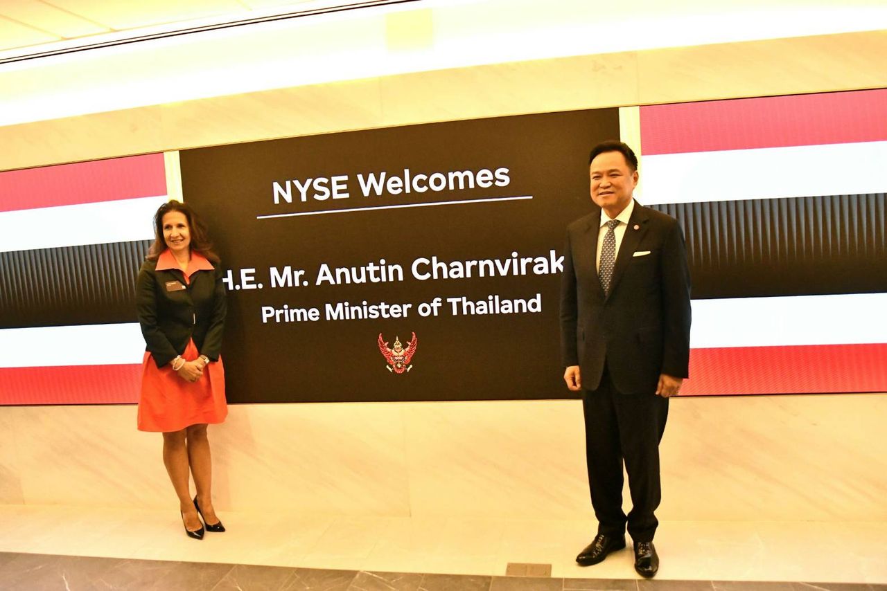 ลินน์ มาร์ติน ประธาน NYSE ต้อนรับ อนุทิน ชาญวีรกูล นายกรัฐมนตรี ในโอกาสเยือนตลาดหลักทรัพย์นิวยอร์ก นครนิวยอร์ก สหรัฐอเมริกา วันที่ 24 กันยายน 2569