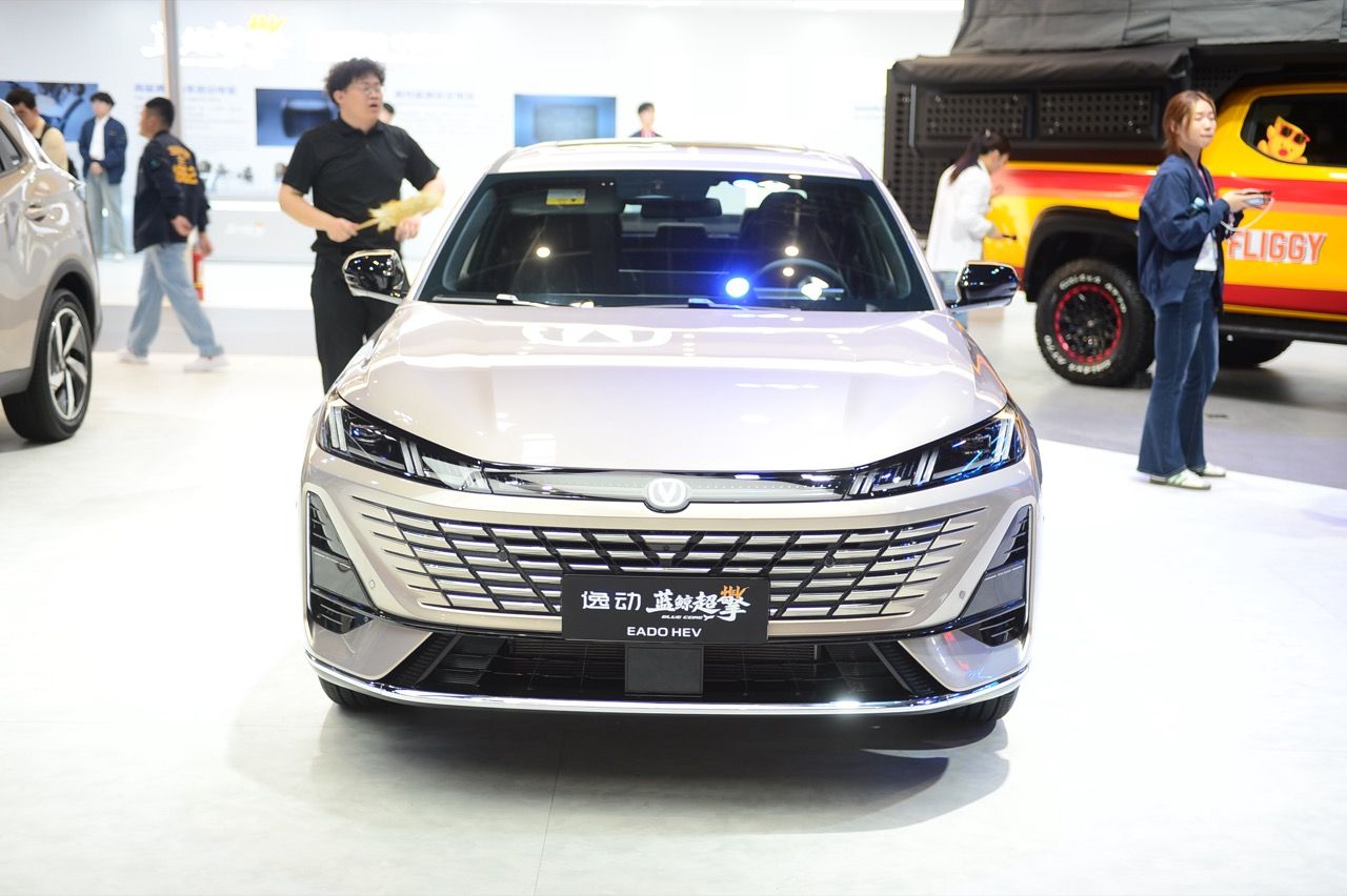 รถยนต์ BlueCore Hybrid EADO และ CS75 PLUS จาก CHANGAN