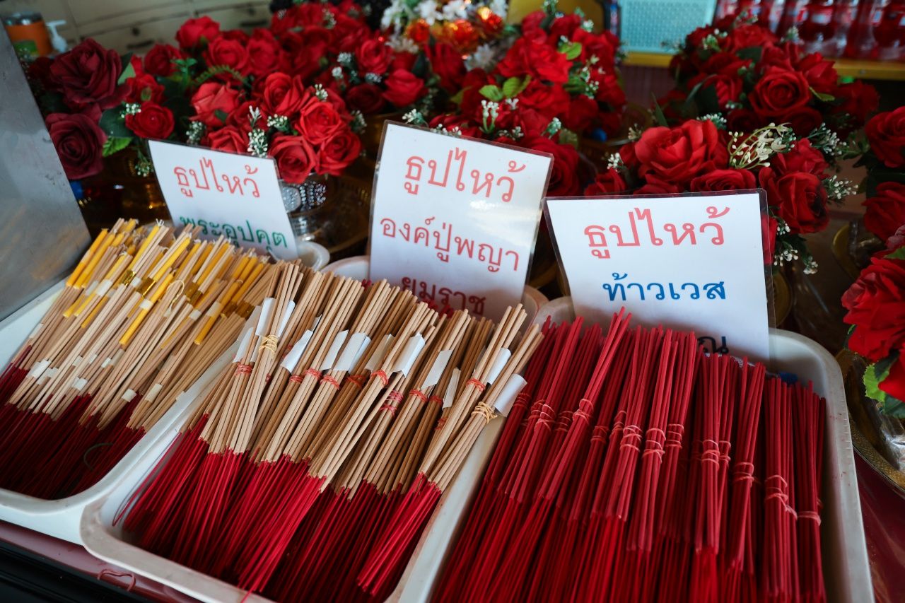 ธูป เทียน ทองไม่ต้องเตรียมไป ที่วัดมี