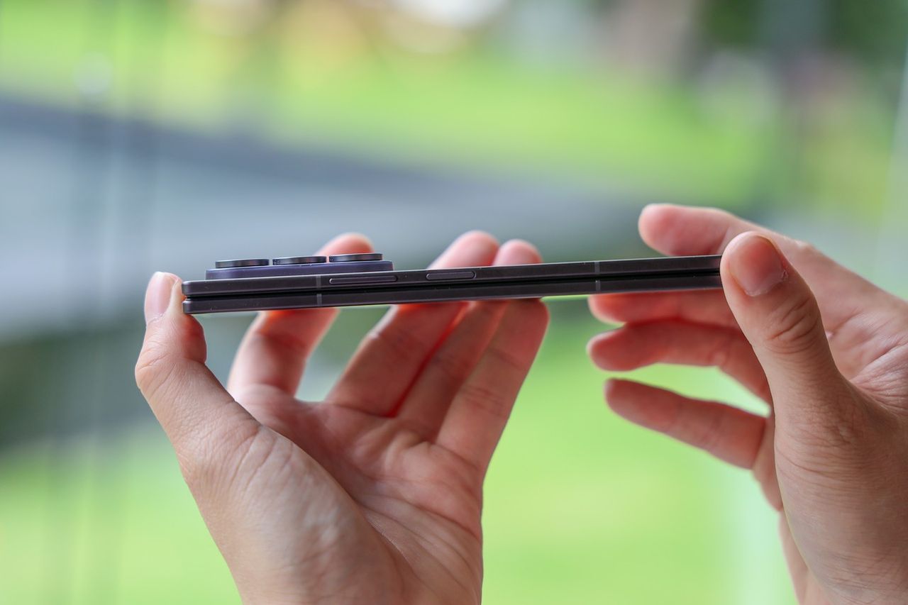 ความบางของ Galaxy Z Fold 8 Ultra ก่อนกาง