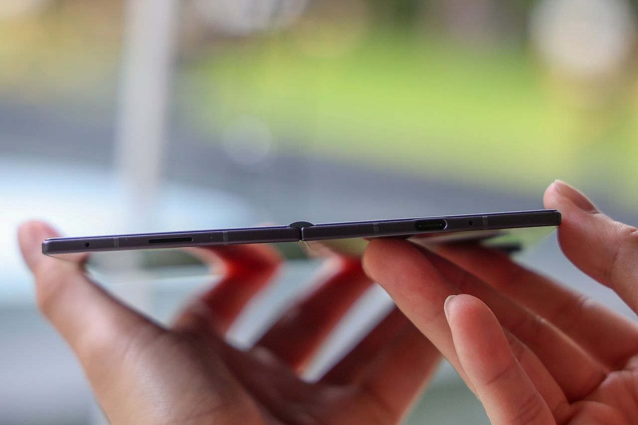 ความบางของ Galaxy Z Fold 8 Ultra เมื่อกางออก
