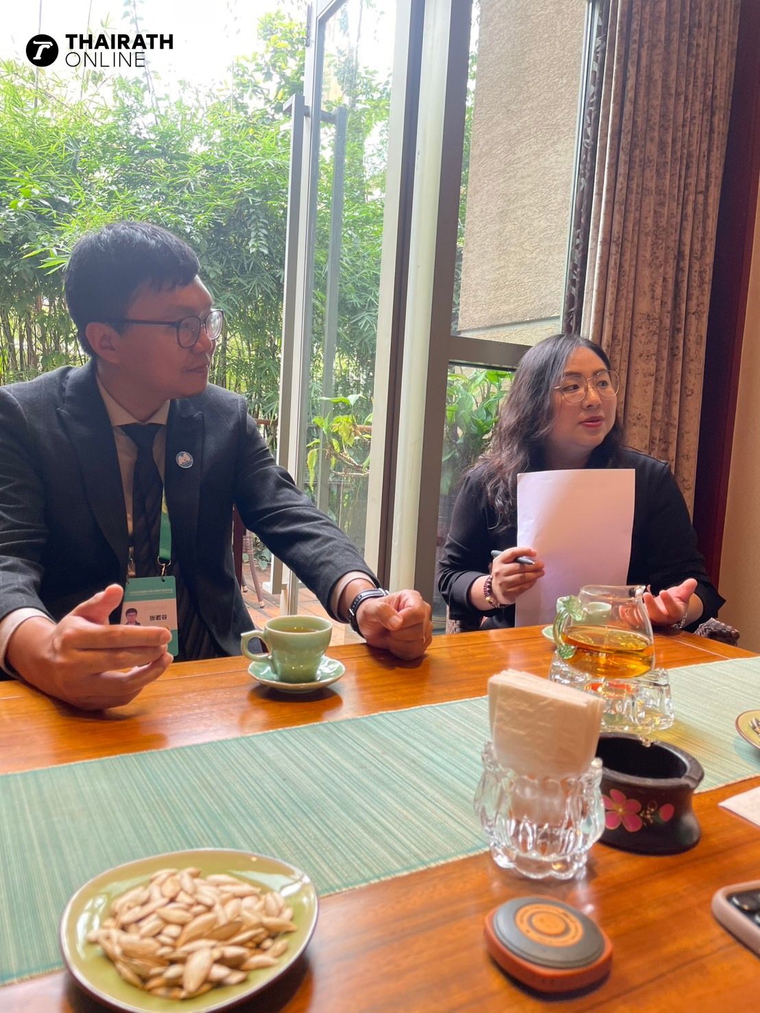 นายจาง รั่วกู่ (Zhang Ruogu) รองผู้อำนวยการศูนย์การสื่อสารระหว่างประเทศเอเชียใต้-เอเชียตะวันออกเฉียงใต้แห่งยูนนาน (ซ้าย)และ นางสาวหู ลี่เซียน (Hu Lixian) บรรณาธิการภาษาไทยศูนย์การสื่อสารระหว่างประเทศเอเชียใต้-เอเชียตะวันออกเฉียงใต้แห่งยูนนาน (ขวา)