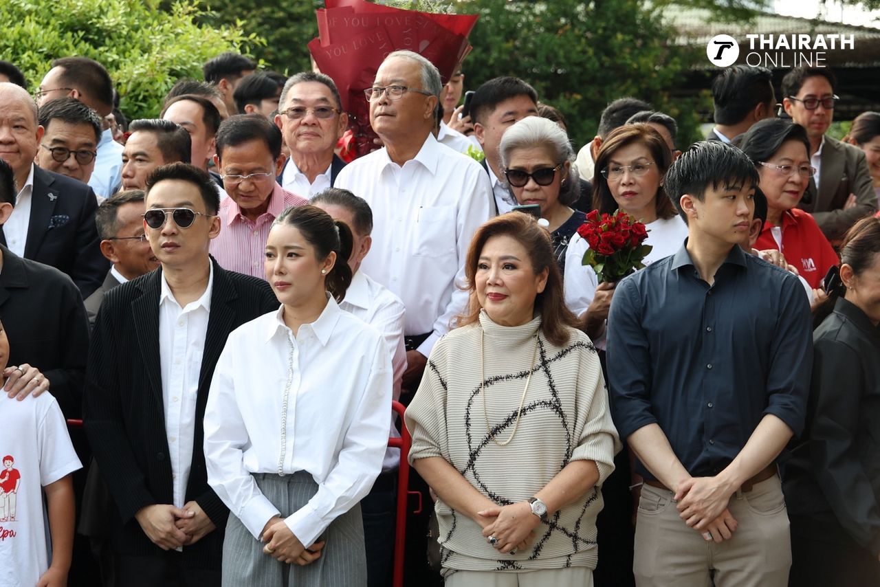คนการเมืองเพื่อไทยรุมล้อมทักษิณ