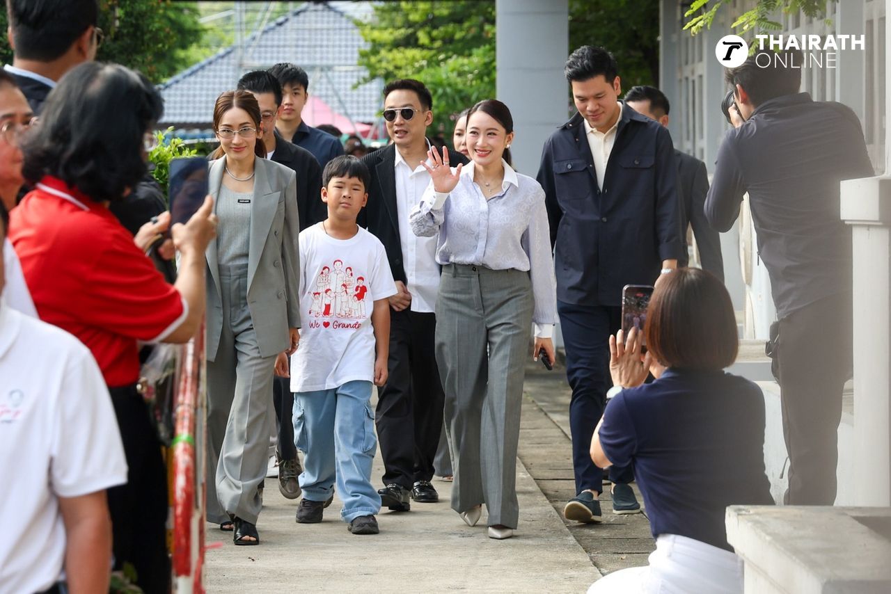 ประมวลภาพครอบครัว คนการเมือง คนเพื่อไทย แห่รับ ทักษิณ ออกจากเรือนจำ