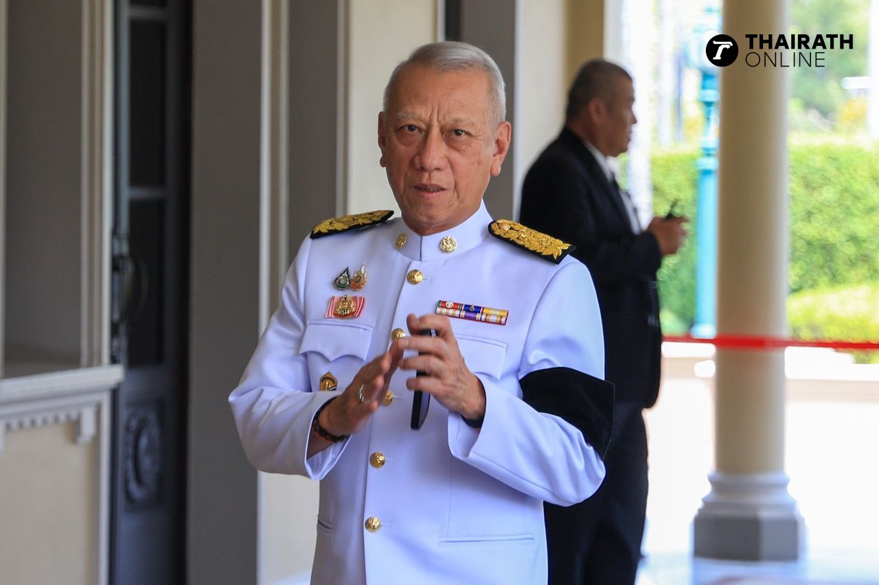 นายพิพัฒน์ รัชกิจประการ รองนายกรัฐมนตรีและรัฐมนตรีว่าการกระทรวงคมนาคม