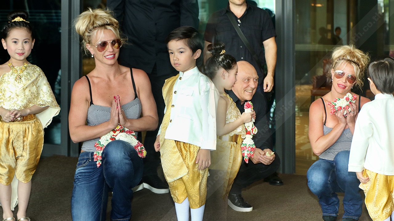 แม่มาแล้ว! บริทนีย์ สเปียร์ส ถึงไทย ชอบพวงมาลัยม๊ากกก!