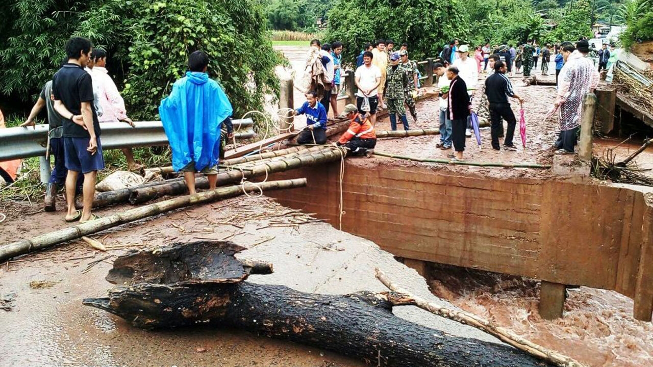 สถานการณ์น้ำสุโขทัยคลี่คลาย-ลำปาง น้ำทะลักท่วม 2 ตำบลอ่วม! ซัดสะพานขาด