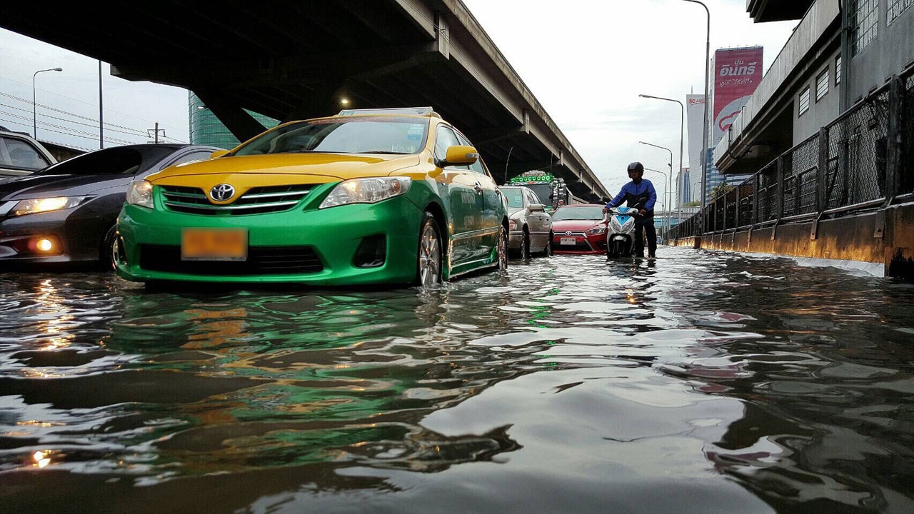 ฝนถล่ม กทม.ท่วมหลายพื้นที่ ลาดพร้าว-วิภาฯ-รัชดา-พหลฯ รถติดขัด