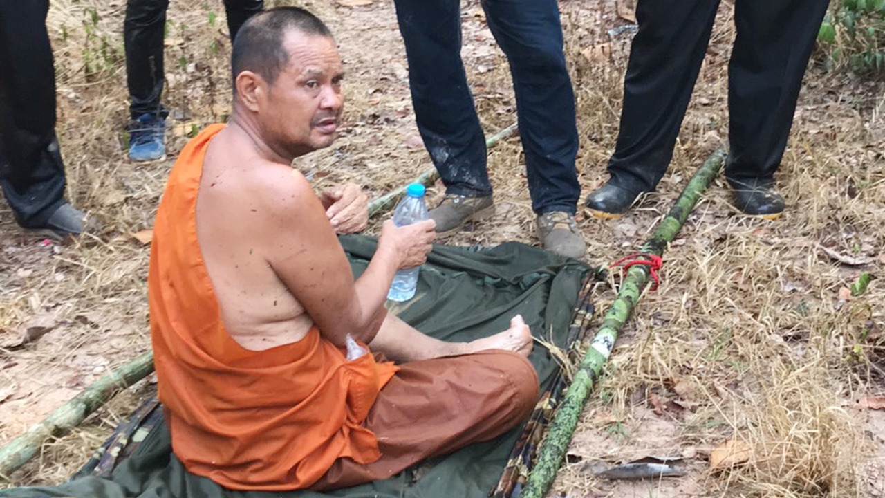 พบพระธุดงค์หลงป่าดงใหญ่แล้ว ร่างกายอ่อนเพลีย ไม่มีแรงเดินเพราะขาดน้ำ