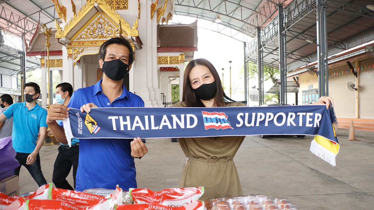 กลุ่มเชียร์ไทยพร้อมศิลปิน-นักแสดง หนุนครัวมาดามแป้งแจกอาหาร