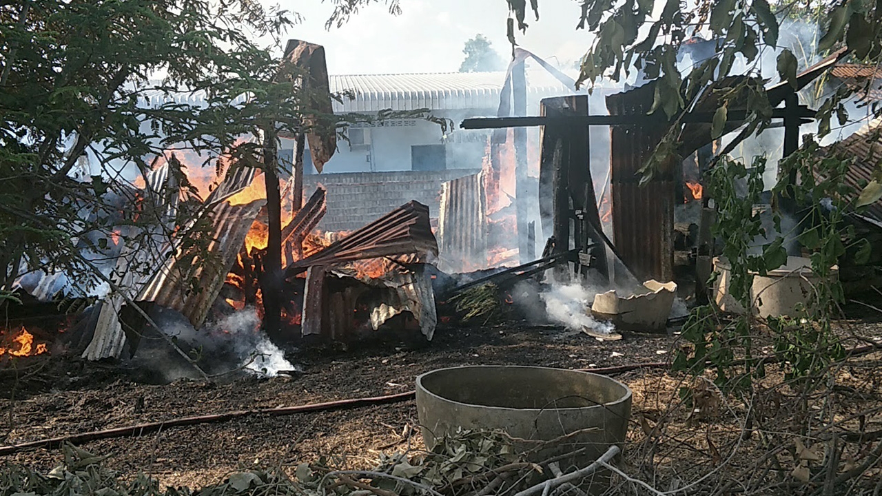 8 ขวบอยากกินไก่ย่าง จุดไฟสุมฟางย่าง เพลิงลุกพึ่บไหม้คอกวัว โชคดีดับทัน