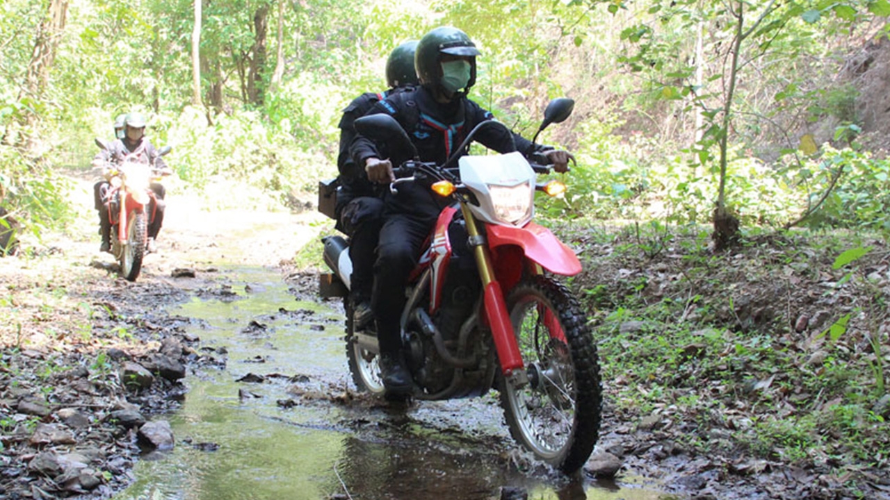 ทหารพรานขี่ จยย.วิบากบุกป่าไปดูแลชาวบ้าน ที่กันดารบนดอยใน จ.แม่ฮ่องสอน