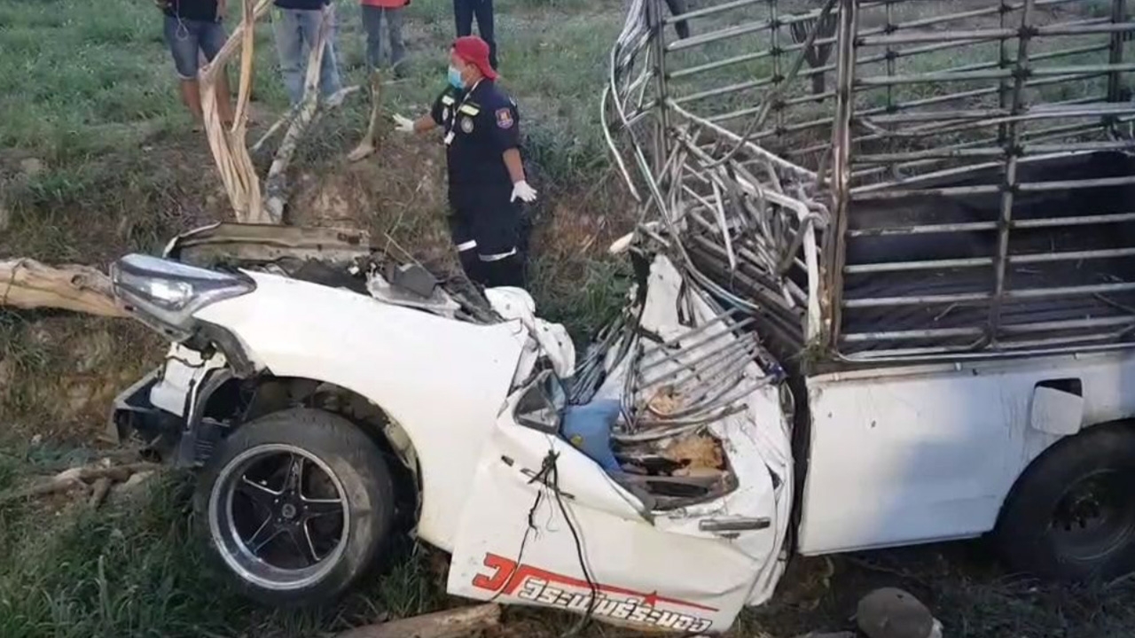 รถบรรทุกหมึก ปูม้าสด ยางระเบิดชนต้นไม้ที่ชะอำ คนขับดับคาที่