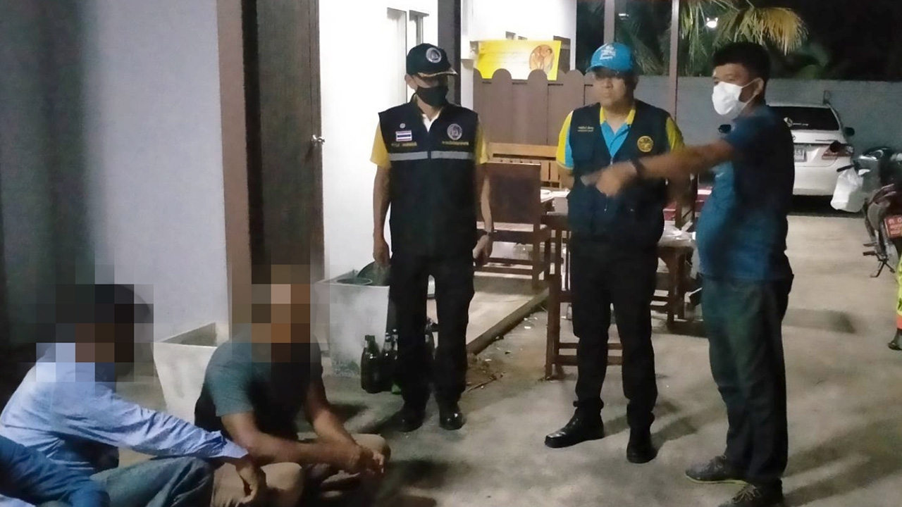 บุกรวบ ผู้ใหญ่บ้าน นายก อบต.ตั้งวงกินเหล้า-เล่นไฮโลท้าเคอร์ฟิว