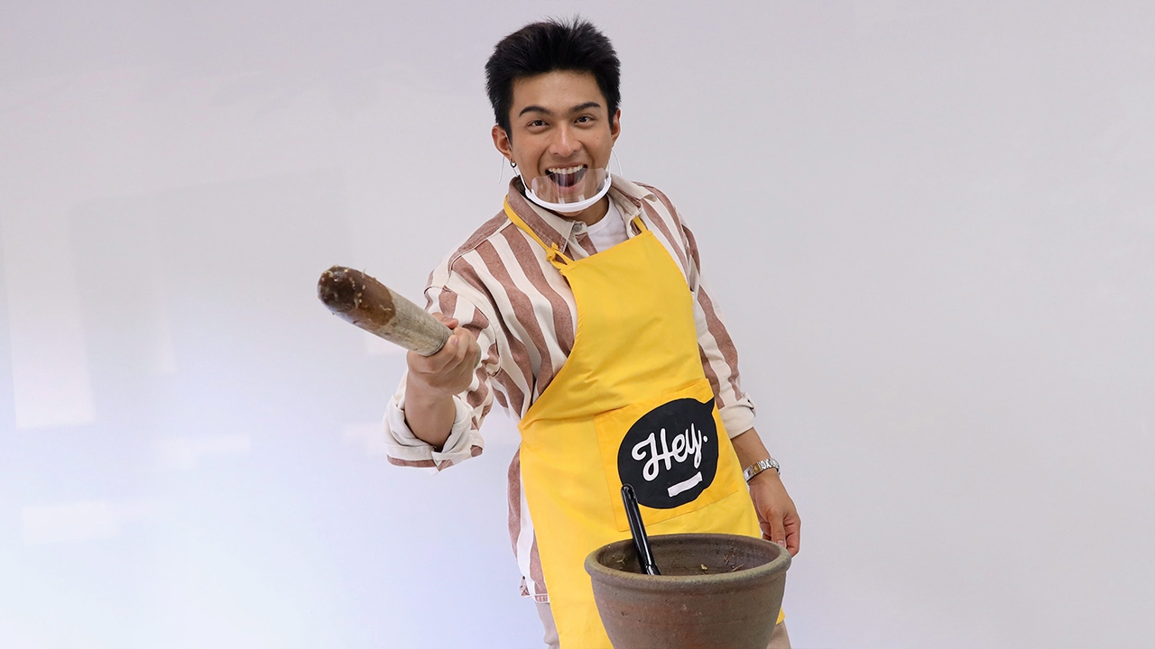 "โหน ธนากร" โชว์สกิล "ตำระเบิด" ยกครกควงสากสุดเฟี้ยวเพิ่มความแซ่บนัว