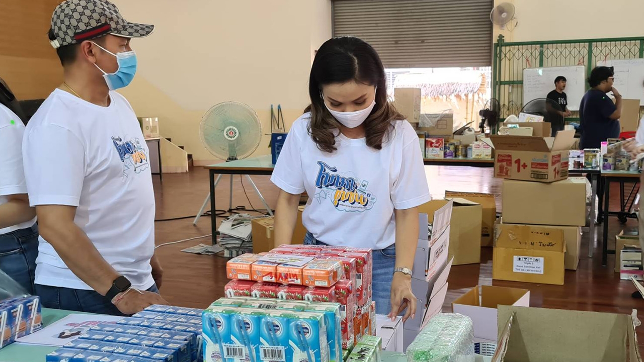 โฆษกรบ.ใช้ช่วงวันหยุด ช่วยแพ็กของ"นมผง-กล่องกำลังใจ" ช่วยแม่ตกงาน