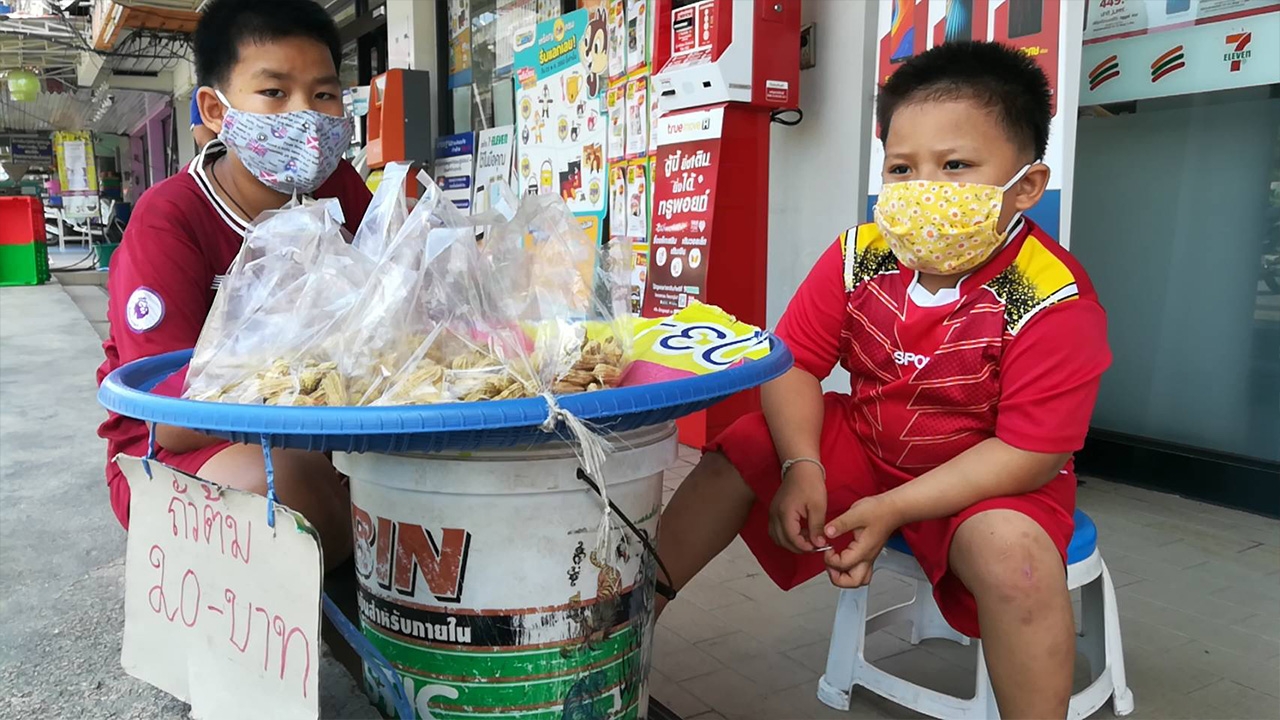 2 พี่น้องปิดเทอมยาวออกมาช่วยย่าขายถั่วต้ม เพิ่มรายได้จุนเจือครอบครัว