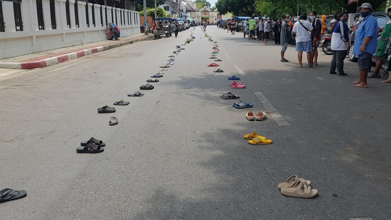 แดดร้อนทนไม่ไหว คนเมืองโอ่ง วางรองเท้าจองคิวรับถุงยังชีพ